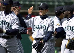 Ichiro takes part in Mariners' 3-game sweep